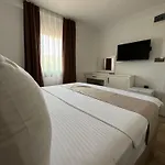 Hotel Lotus Port *